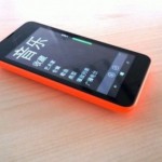 Parte frontal del Lumia 530 con carcasa naranja