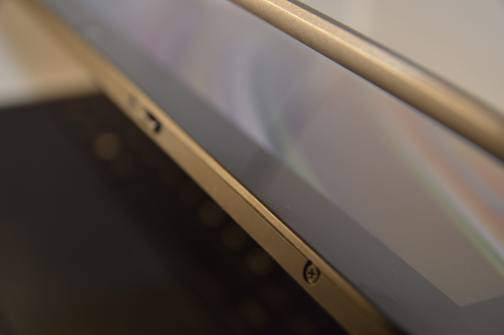 La pantalla del Dell XPS 12 tiene elementos de anclaje en todo su perfil