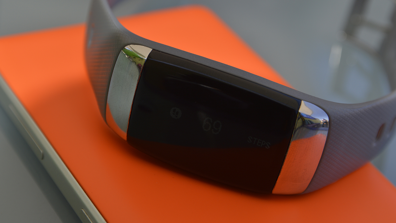 El SPC Fit Pulse junto al Lumia 830